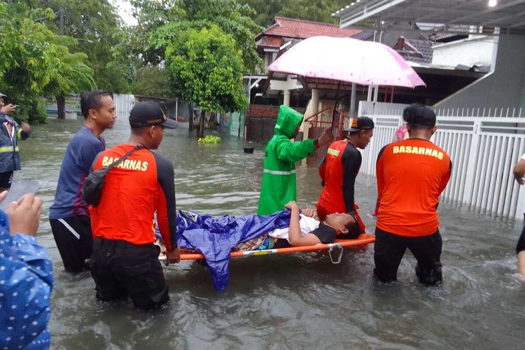 Saat Tim SAR Kota Semarang melakukan evakuasi kepada warga yang terdampak banjir