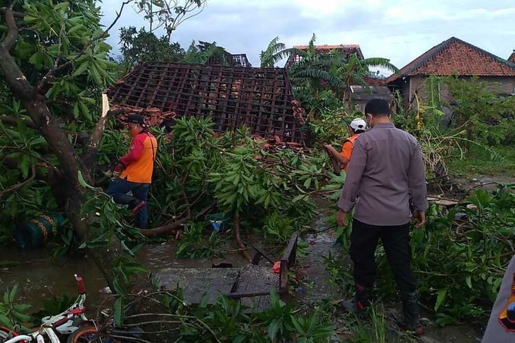 Salah satu rumah warga ambruk setelah diterjang puting beliung yang melanda Desa Karangsono Kecamatan Mranggen Kabupaten Demak Jawa Tengah, Selasa (23/2/2021).