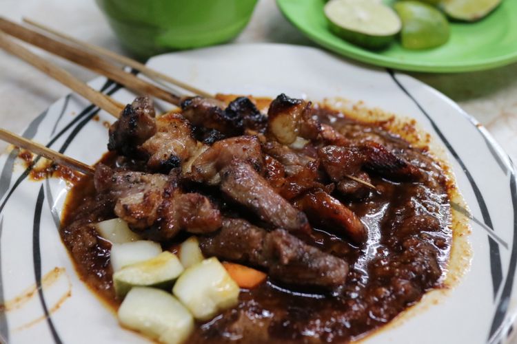 Sate Kambing di perempatan Jalan Sabang, Menteng, Jakarta, yang terkenal dengan Sate Sabang Menteng, Senin (5/6/2016). Menggunkan daging paha, kambing dengan potongan besar dan bumbu kacang berkecap yang rasanya khas, menjadi keunggulan kedai ini.