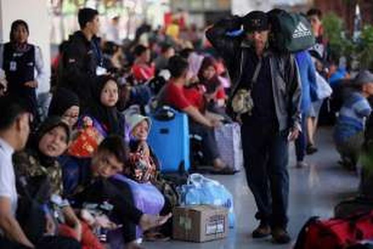 Pemudik menunggu menaiki kereta api di Stasiun Pasar Senen, Jakarta Pusat, Senin (4/7/2016). Warga pendatang di Jakarta mulai mudik ke kampung halaman dengan menggunakan kereta api ke sejumlah kota tujuan di Jawa Tengah dan Jawa Timur.