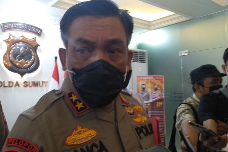 Kapolda Sumut, Irjen Pol RZ Panca Putra Simanjuntak menyebut Polda Sumut menetapkan dr TGA sebagai tersangka kasus dugaan penyuntikan vaksin kosong di sebuah sekolah di Jalan Yos Sudarso, Kelurahan Martubung, Kecamatan Labuhan Deli pada Senin (17/1/2022).