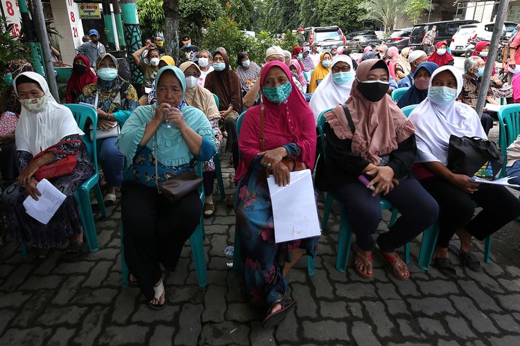 Sejumlah warga lanjut usia (lansia) mengikuti vaksinasi booster di kantor balai RW 04 Kelurahan Ngagel Rejo, Kecamatan Wonokromo, Surabaya, Kamis (13/1/2022).