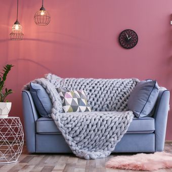 Ilustrasi ruang tamu dengan nuansa warna merah muda atau pink. 