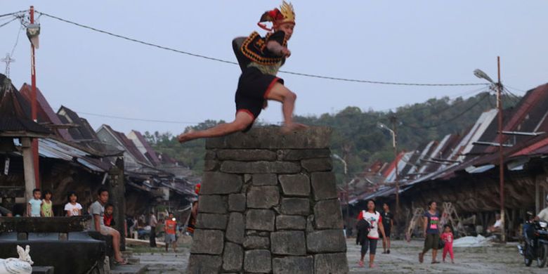 Tradisi lompat batu di Pulau Nias, Sumatera Utara, yang dalam bahasa daerah disebut Hombo Batu atau Fahombo.