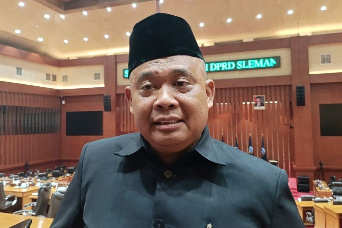 Bupati Sleman Harda Kiswaya saat menemui wartawan terkait dengan permasalahan yang dialami transmigran asal Sleman di Konawe Selatan.