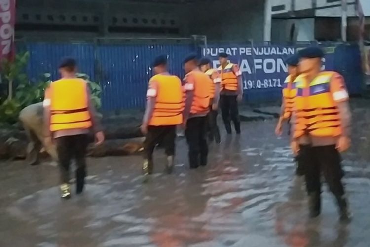 Saat petugas gabungan evakuasi pohon tumbang di Kecamatan Mangkang Semarang.