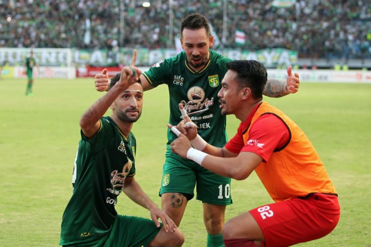 Selebrasi penyerang Persebaya Surabaya, Manu Dzhalilov, seusai mencetak gol ke gawang Barito Putera di Stadion Gelora Bung Tomo, Surabaya, Selasa (9/7/2019). 