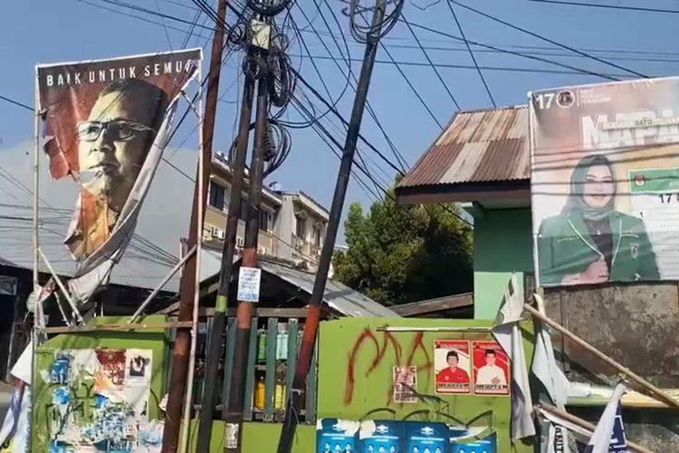 Kondisi sejumlah baliho politisi yang dirusak OTK di Jalan Abdullah Daeng Sirua, Kecamatan Panakkukang, Kota Makassar, Sulawesi Selatan (Sulsel). Selasa (10/10/2023).