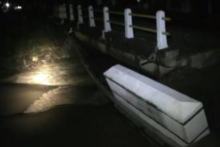 Jembatan penghubuung Kabupaten Kolaka dan Kolaka Utara, Sulawesi Tenggara ini ambruk diduga karena kerasnya hantaman arus Sungai Mangolo, Rabu (11/6/2014) malam.