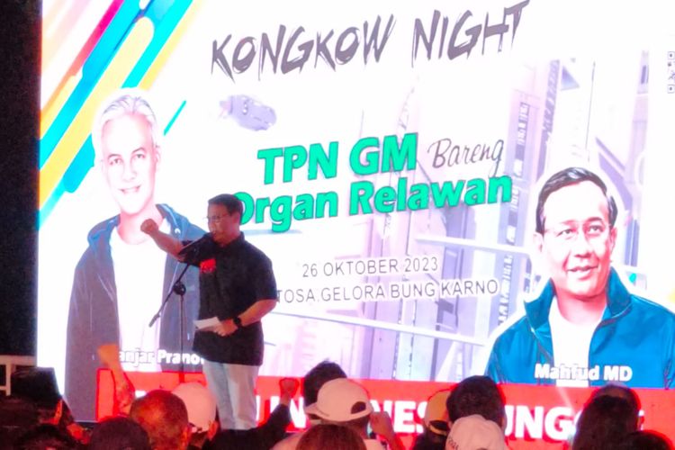 Ketua Tim Koordinasi Relawan Pemenangan Pilpres 2024 PDI-P (TKRPP PDI-P) Ahmad Basarah saat berorasi di hadapan relawan Ganjar-Mahfud, di Senayan, Jakarta, Kamis (26/10/2023) malam.
