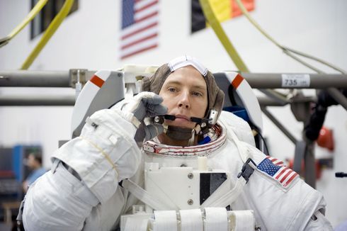 Takut Ketinggian, Astronot Ini Harus Tinggal 402 Kilometer di Atas Bumi