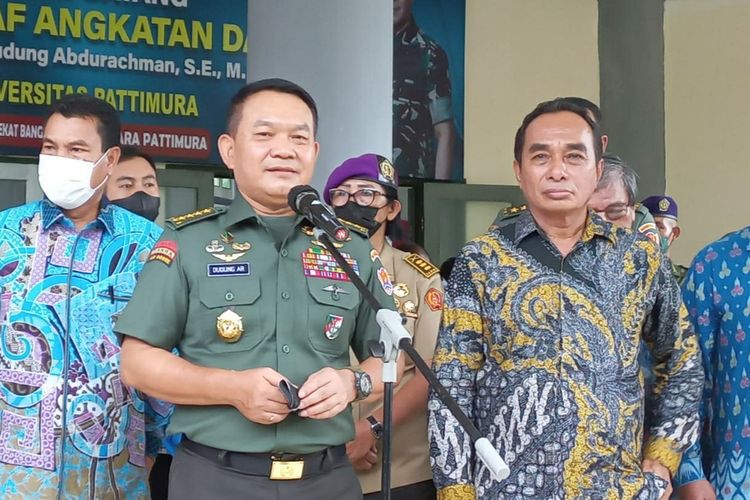 Kepala Staf TNI Angkatan Darat (KASAD) Jenderal TNI Dudung Abdurahman saat memberikan keternagan kepada wartawan di Universitas Pattimura Ambon, Rabu (13/4/2022)