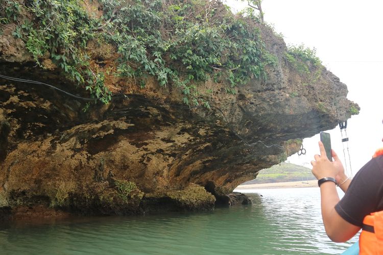 Batu karang yang menjulang tinggi di sekeliling Sungai Maron. Pemandangan ini akan didapat wisatawan saat susur sungai mendekati pantai Ngiroboyo.