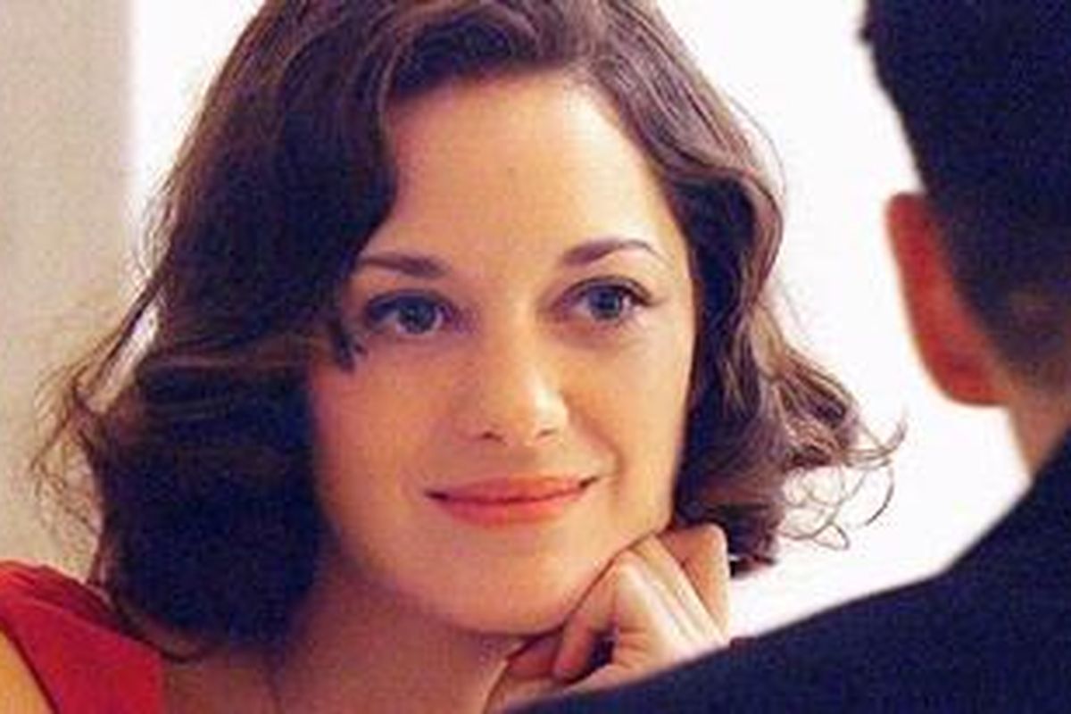 Marion Cotillard. Perempuan Perancis terlatih buat mengikuti kata hatinya ketimbang buku manual berkencan. 
