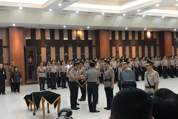 Kapolri Jenderal (Pol) Idham Azis memimpin upacara serah terima jabatan wakil kepala Polri (wakapolri) dan sejumlah kapolda, di Gedung Bareskrim Polri, Jakarta Selatan, Selasa (7/1/2020). 