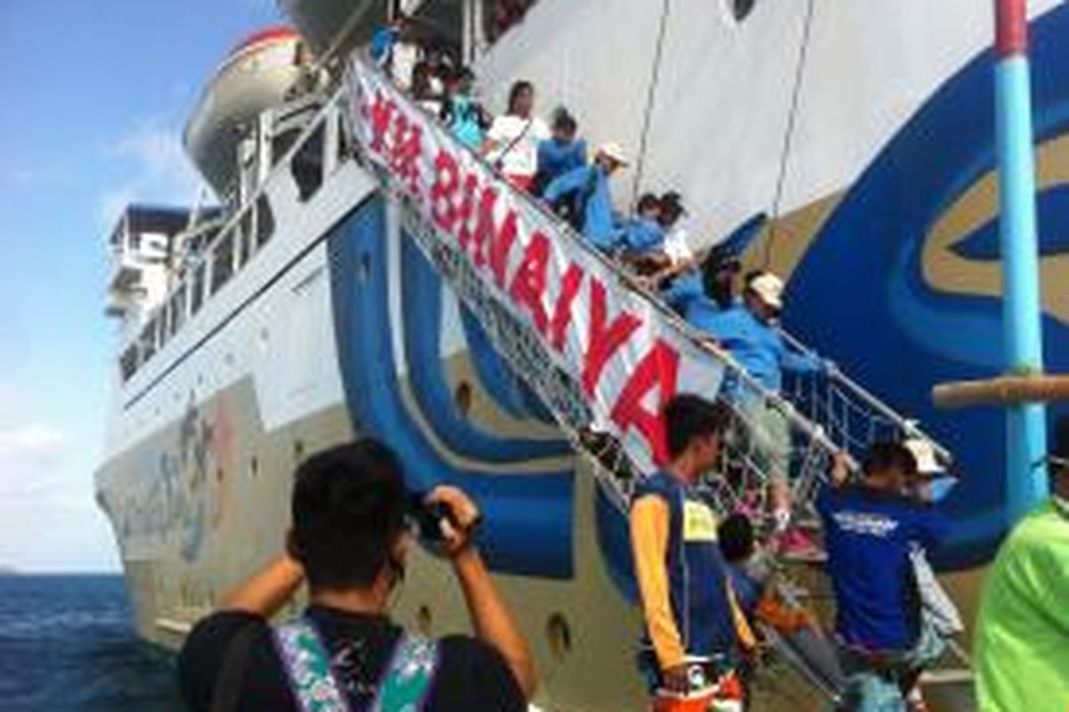 Para wisatawan naik ke KM Binaya dalam rangka program Let's Go Karimun Jawa di Pelabuhan Tanjung Mas, Semarang, Sabtu (18/7/2015). Let's Go Karimun Jawa merupakan program wisata bahari pertama untuk wisatawan dari PT Pelni. 