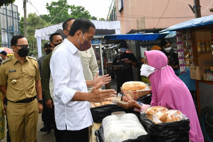 Presiden Joko Widodo saat membagikan bansos kepada penerima manfaat dan pedagang di sejumlah pasar di Kabupaten Bogor dan Kota Bogor pada Kamis (21/4/2022).