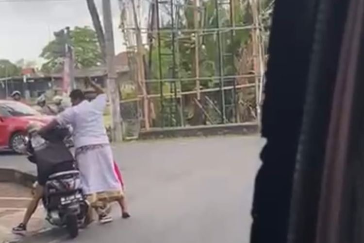 Tangkapan layar video seorang pria menodongkan keris pada pengguna jalan di Bali, Kamis (1/9/2022).