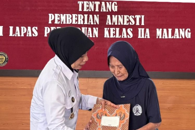Di Lapas Perempuan Kelas II A Malang, seorang narapidana lanjut usia (lansia) berinisial J juga memperoleh kebebasannya. 