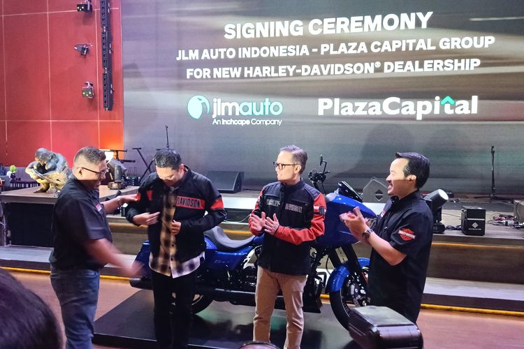 Penandatanganan MoU PT JLM Auto Indonesia dengan PT Plaza Auto Harmoni terkait pembukaan diler Harley-Davidson di Surabaya, Jawa Timur