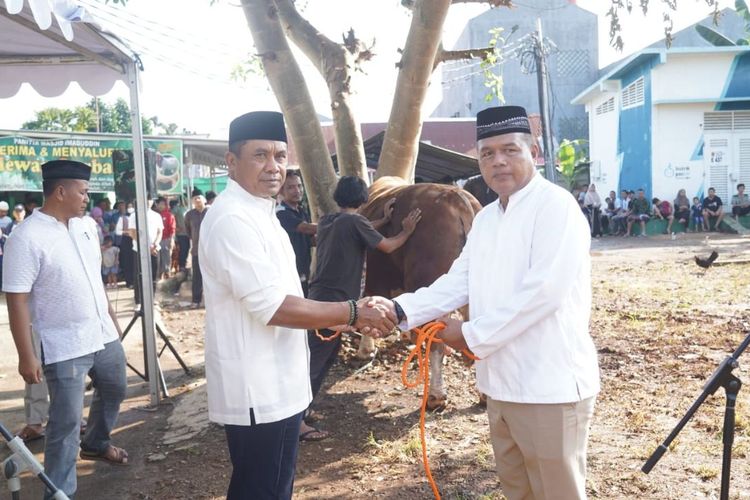 Pangdam Jaya serahkan sapi berbobot 1,074 kg ke Kodam Jaya di Masjid Imaduddin, Kramatjati, Jakarta Timur, Kamis (29/6/2023). (Sumber: Dok Kodam Jaya)