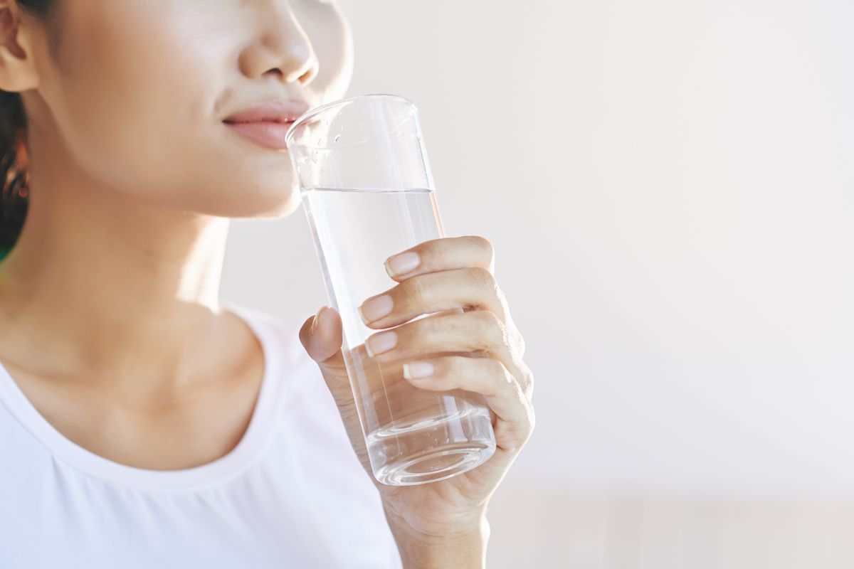 Minum air putih menjadi salah satu rutinitas pagi hari yang baik untuk menghindari stres.