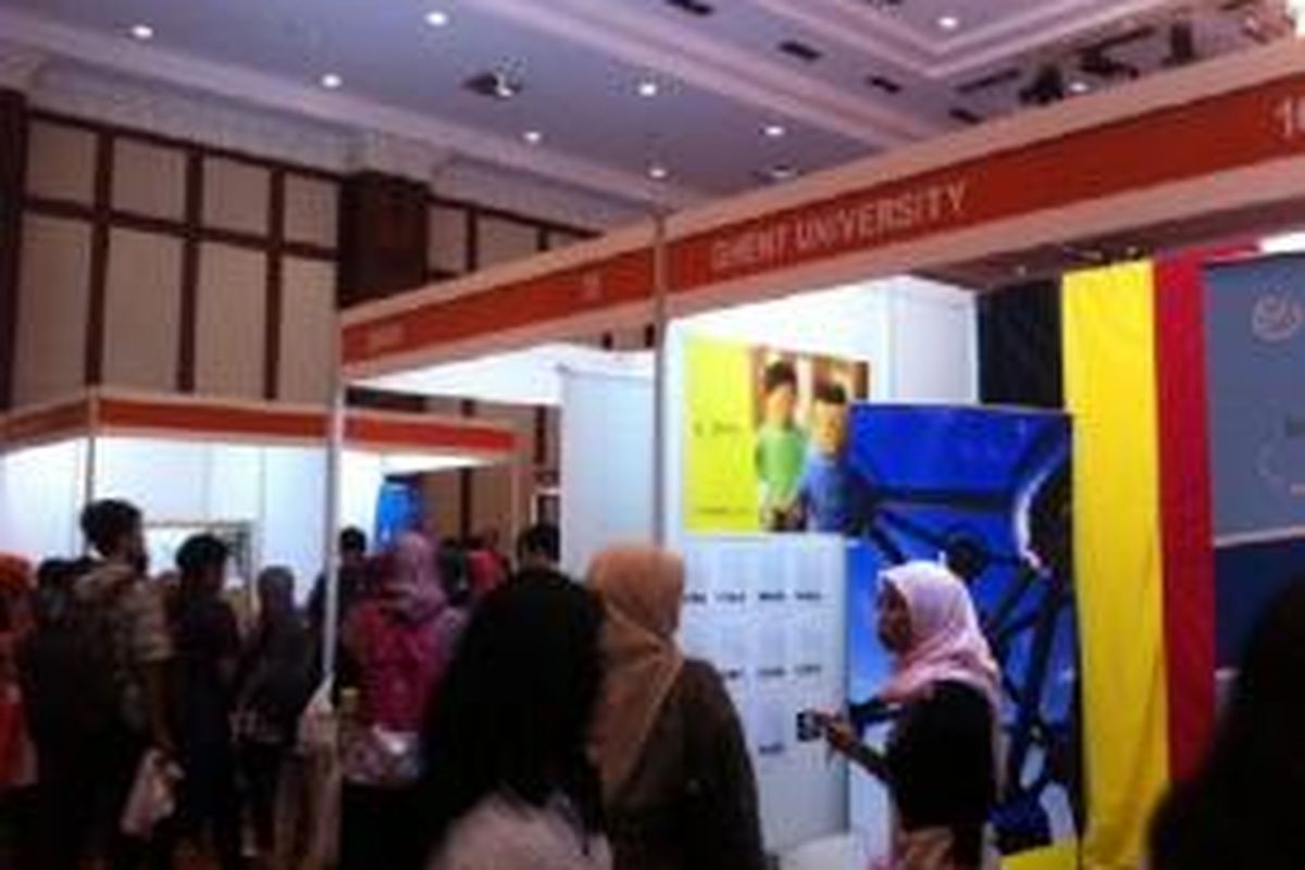 LPDP Edu Fair diselenggarakan di gedung Dhanapala, Kompleks Kementerian Keuangan, Jakarta, Jumat (30/01/2015). Pameran dilaksanakan untuk memperkenalkan beragam program dan layanan beasiswa, serta riset kepada masyarakat.