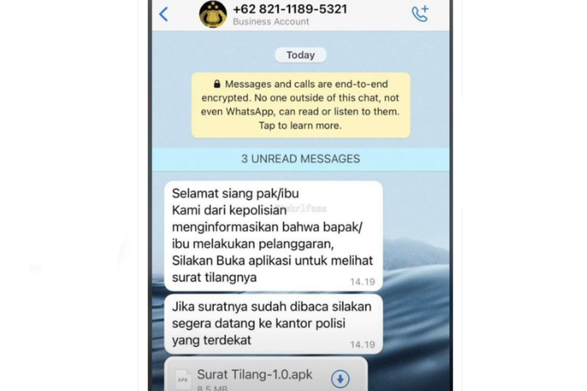 Tangkapan layar twit soal penipuan bermodus surat tilang dengan mengirimkan file APK melalui WhatsApp