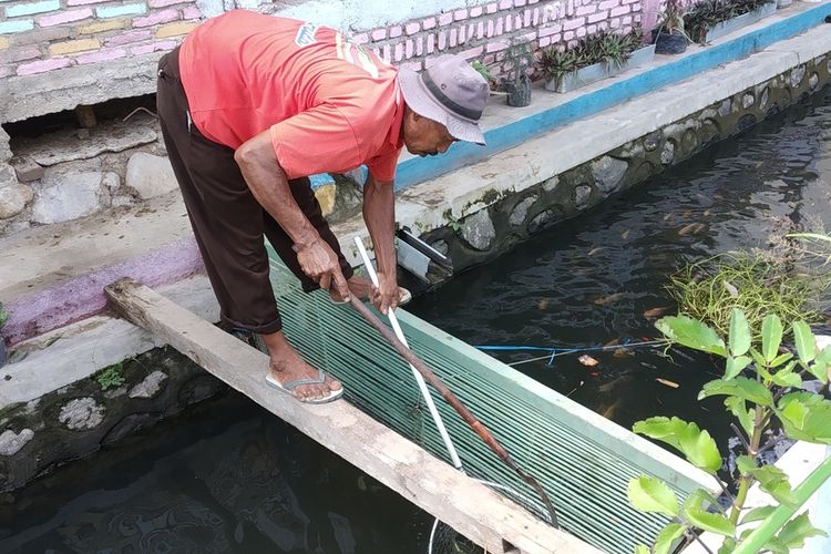 Suasana saluran irigasi Desa Midang yang dulunya kotor sekarang menjadi tempat lokasi yang indah budidaya ikan