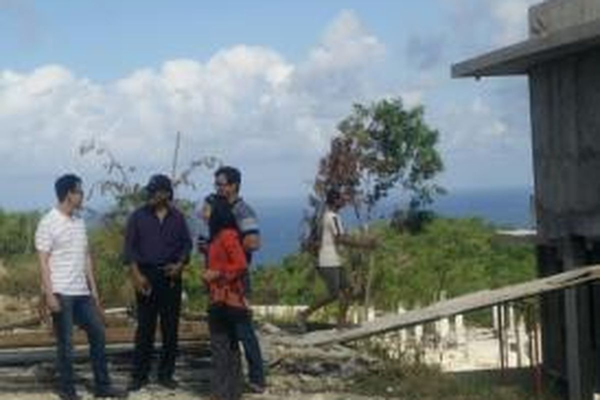 Presiden Direktur PT Prioritas Land Indonesia Marcellius Chandra (kiri) di lokasi proyek Majestic Water Village, Uluwatu, Bali, Sabtu (13/6/2015).