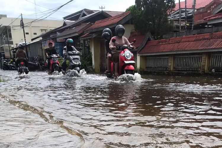 Salah satu ruas jalan di Banjarmasin yang masih terendam banjir rob, Kamis (9/12/2021). 