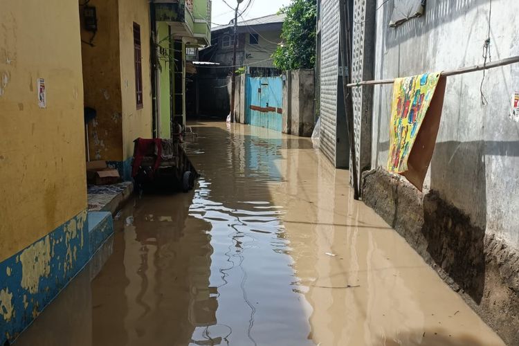 Kondisi banjir kiriman di wilayah Kampung Lebak, Bekasi Utara, Kota Bekasi pada Kamis (4/5/2023). Berdasarkan pengamatan di lokasi, ketinggian air di sana kurang lebih masih 50 centimeter.