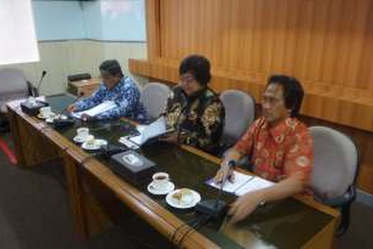 Menteri KLHK Siti Nurbaya dan Plt Gubernur DKI Jakarta Sumarsono saat rapat di Kantor KLHK, Jumat (13/1/2017)