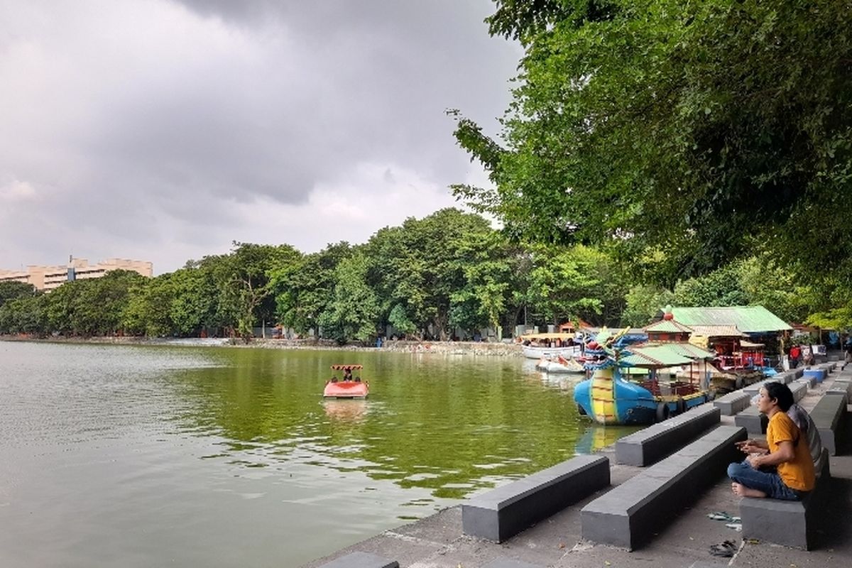 Suasana Danau Sunter di Kelurahan Sunter Jaya, Kecamatan Tanjung Priok, Jakarta Utara yang terlihat sepi pengunjung tetapi masih jadi andalan warga untuk ngabuburit, menghabiskan waktu menunggu buka puasa.