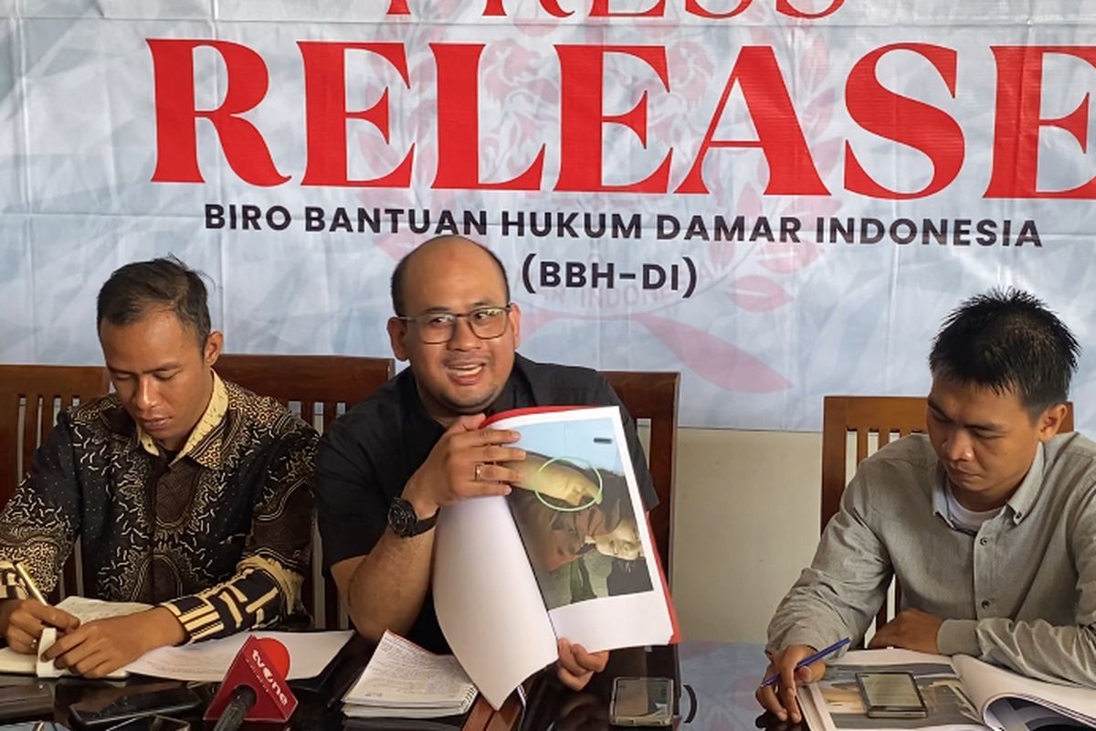 Kuasa hukum korban, menujukan bekas kekerasan akibat tindakan Ronald Tannur, Kamis (25/2024).