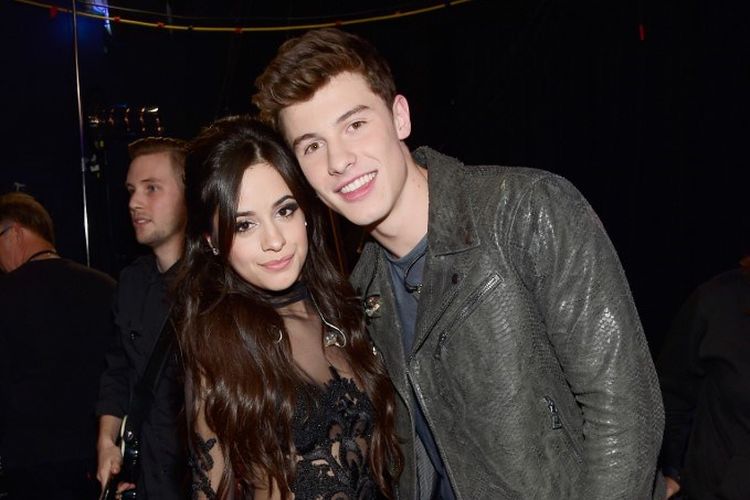 Penyanyi Camila Cabello dan Shawn Mendes menghadiri Peoples Choice Awards 2016 di Microsoft Theater, Los Angeles, California, pada 6 Januari 2016.