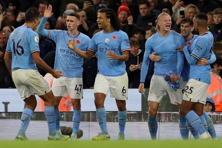 Suasana perayaan gol Erling Haaland (ketiga dari kiri) pada laga pekan ke-15 Liga Inggris yang mempertemukan Man City vs Fulham di Stadion Etihad, Sabtu (5/11/2022). Kemenangan 2-1 atas Fulham mengantar Man City ke puncak klasemen Liga Inggris.