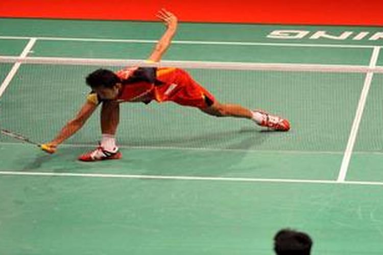 Pemain tunggal putra tim Indonesia Dionysius Hayom Rumbaka berusaha mengembalikan kok saat bertanding melawan Parupalli Kashyap pada babak penyisihan grup kejuaraan bulu tangkis beregu campuran Piala Sudirman di Stadion Putra, Bukit Jalil, Kuala Lumpur, Malaysia, Senin (20/5/2013). Parupalli Kashyap memenangi pertandingan itu dengan skor 21-18, 21-14.
