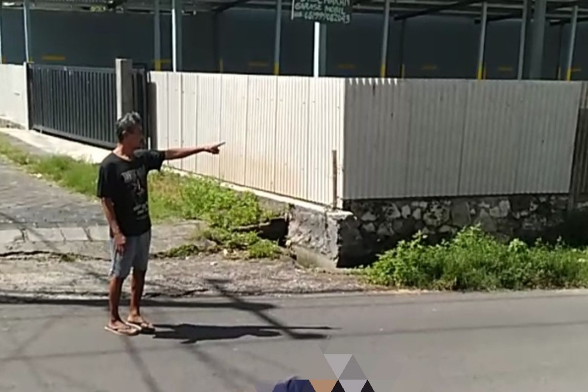 Perempuan 24 tahun berisial KAW melompat dari lantai empat sebuah penginapan, di Jimbaran, Badung, Bali, Sabtu (28/11/2020).