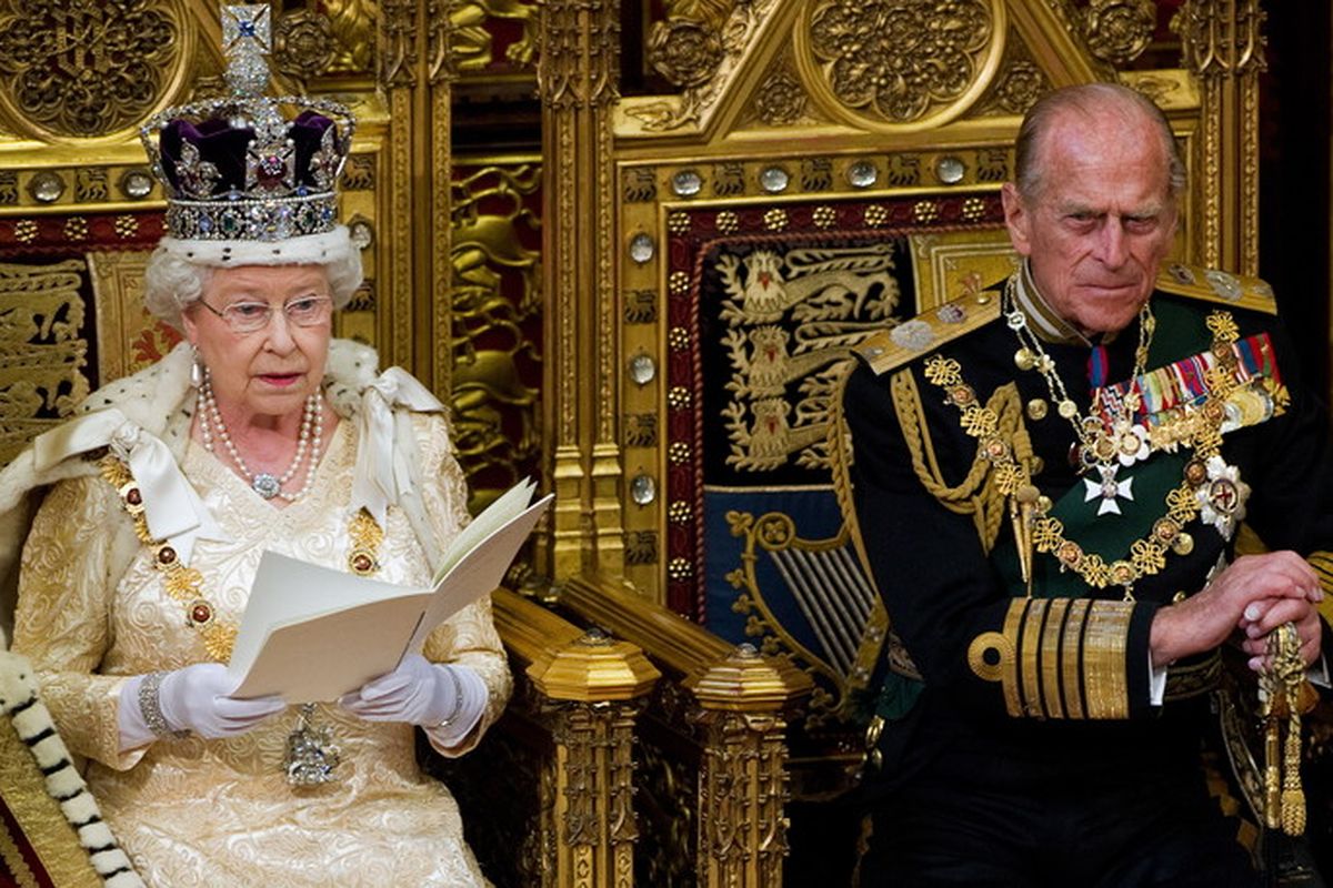 Ratu Elizabeth II (kiri) dan Pangeran Philip, Duke of Edinburgh (kanan), dalam permbukaan Parlemen Negara di Westminster, London, Inggris, 25 Mei 2010.