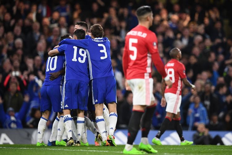 Para pemain Chelsea merayakan gol NGolo Kante ke gawang Manchester United pada partai babak perempat final Piala FA di Stadion Stamford Bridge, Senin (13/3/2017).
