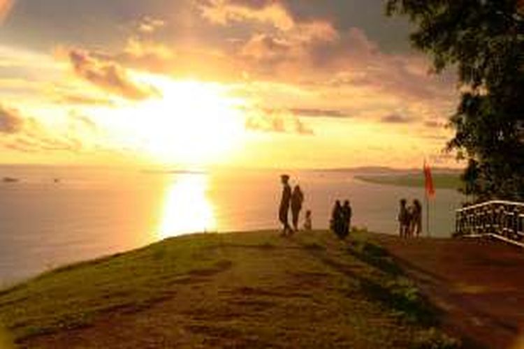 Wisatawan menikmati terbenamnya matahari di antara pulau-pulau kecil, dari Bukit Langkisau, Painan, Pesisir Selatan, Sumatera Barat.