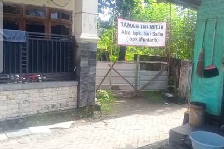 Penutupan akses jalan 6 rumah di Desa Cangkir, Kecamatan Driyorejo, Gresik, Jawa Timur.