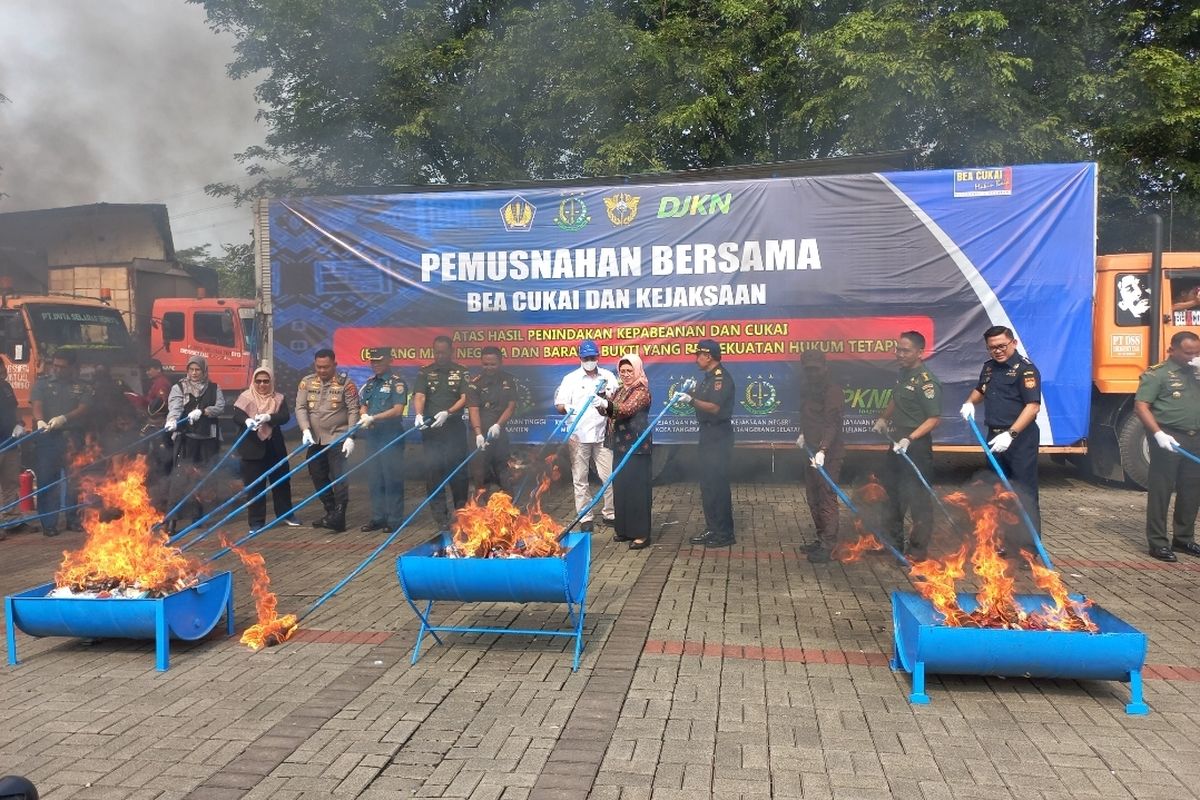 Kantor Wilayah Direktorat Jenderal Bea dan Cukai (Kanwil DJBC) Banten bersama kejaksaan memusnahkan hasil penindakan kepabeanan dan cukai di ICE BSC, Tangerang pada Kamis (8/6/2023). Adapun pemusnahan itu dilakukan dengan cara dibakar untuk barang bukti jutaan batang rokok ilegal. 