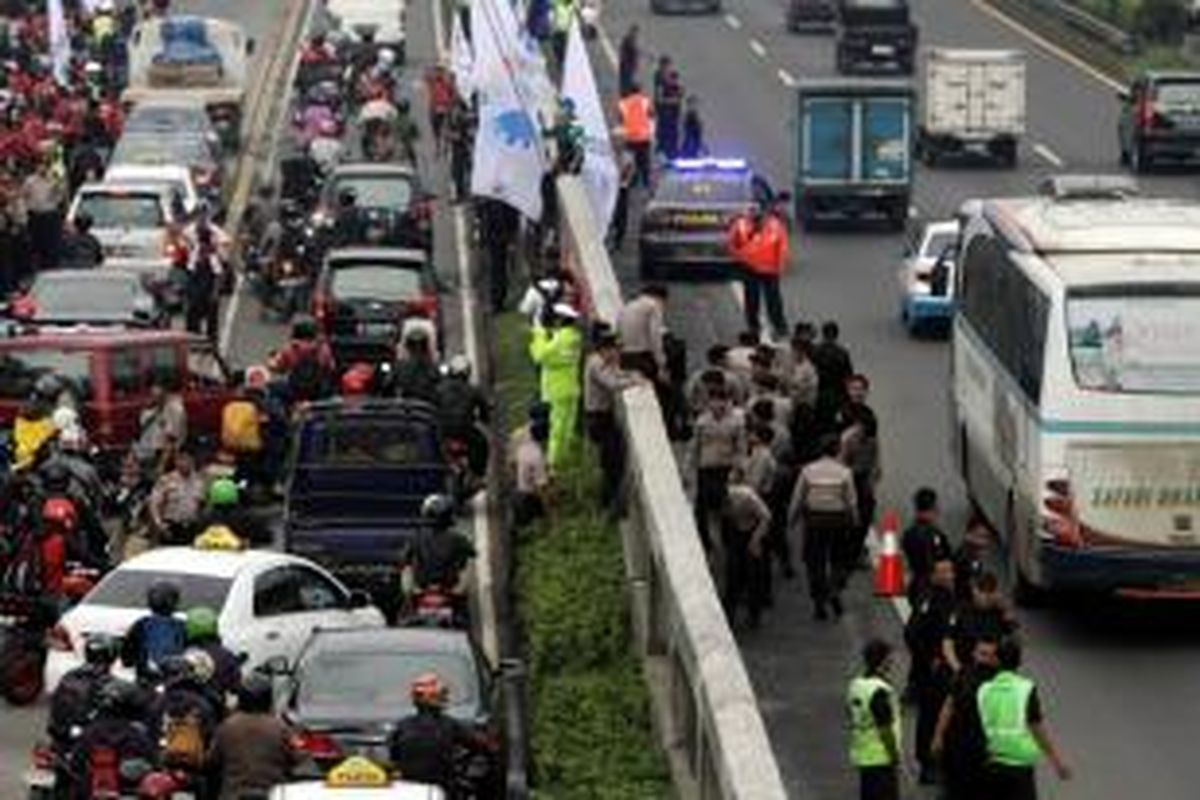 Kemacetan panjang terjadi di Jalan Jenderal Gatot Subroto di depan gedung DPR/MPR, akibat unjuk rasa buruh pada 17 Juni 2013. Ratusa buruh berunjukrasa mendesak DPR menolak rencana pemerintah menaikkan harga BBM.