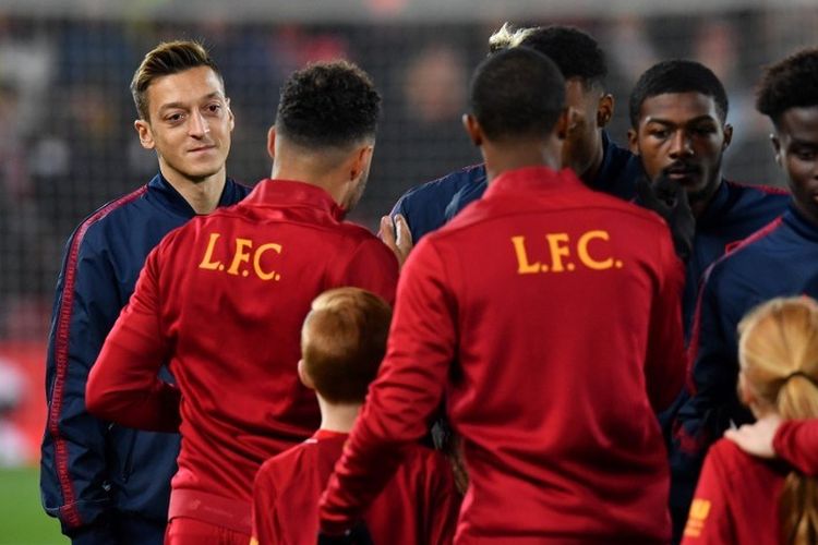 Mesut Oezil menjadi starter pada pertandingan Liverpool vs Arsenal dalam babak 16 besar Piala Liga Inggris atau Carabao Cup, 30 Oktober 2019. 