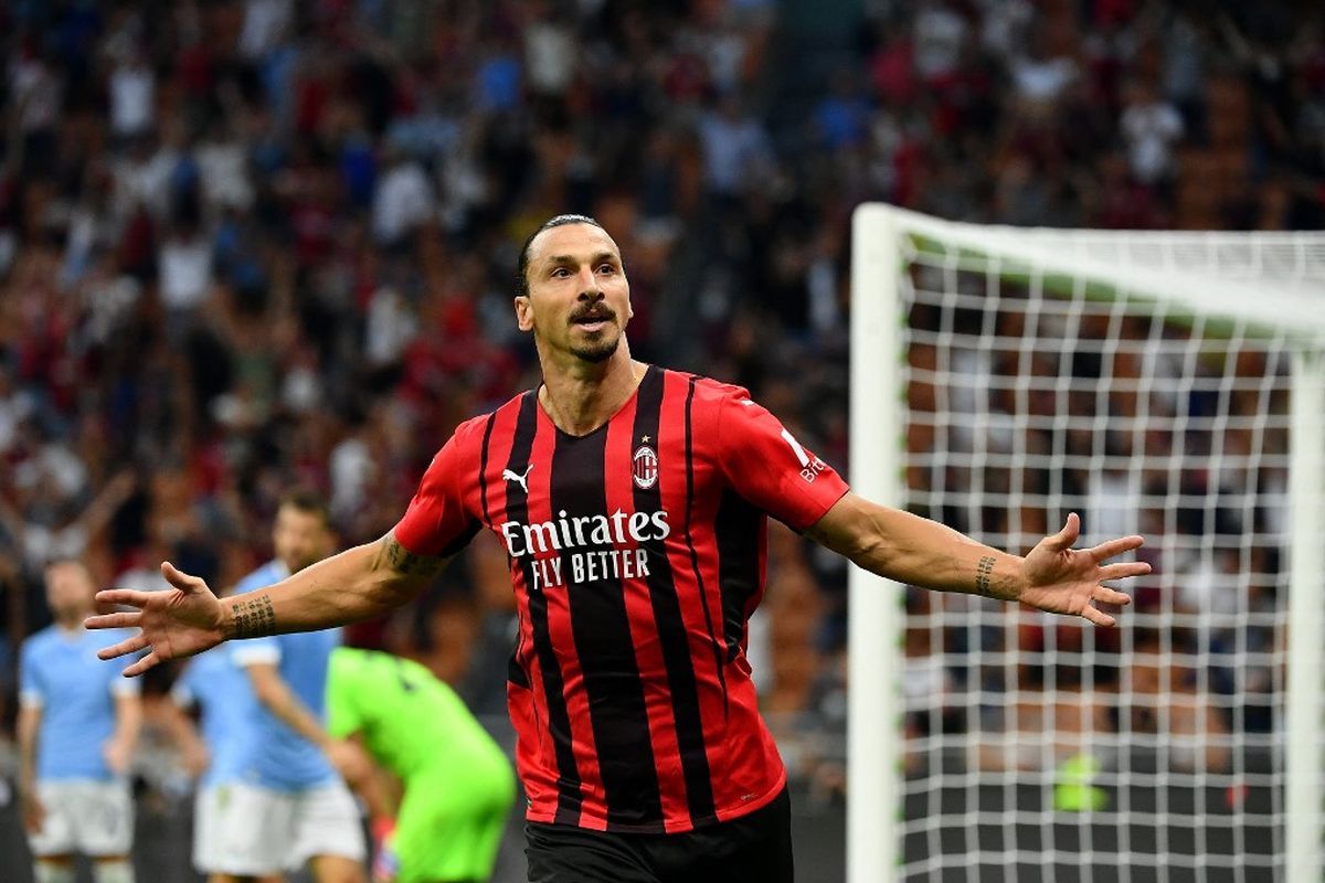 Penyerang AC Milan, Zlatan Ibrahimovic, melakukan selebrasi usai menjebol gawang Lazio dalam laga Liga Italia 2021-2022 di Stadion San Siro, Minggu 12 September 2021.