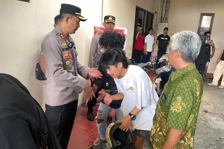 Remaja di Lumajang dijemput orang tuanya usai ditangkap polisi hendak perang sarung, Selasa (19/3/2024)