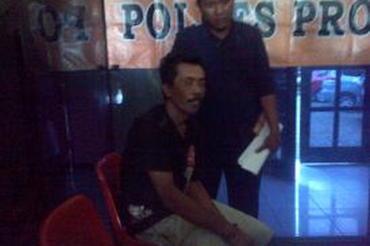 Rohim (duduk) pembegal mahasiswa UPM Probolinggo ditangkap dan didor polisi.  