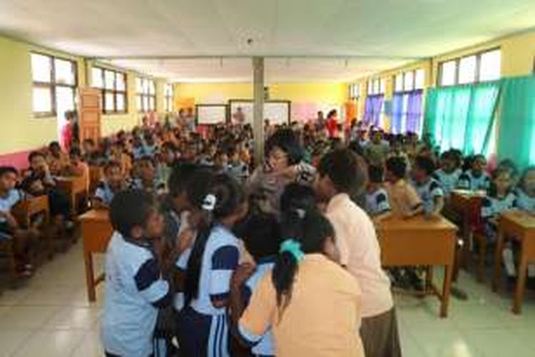 Tampak salah satu anggota Polwan di Papua yang mengajar di salah SD.